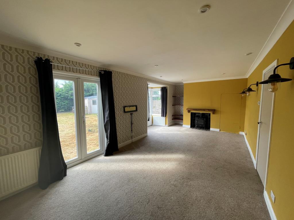 Lot: 167 - WELL PRESENTED SEMI-DETACHED HOUSE - Living room